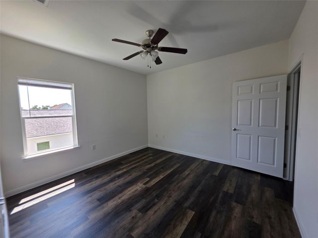 6114 Lacey Oak Drive, Hitchcock, TX 77563