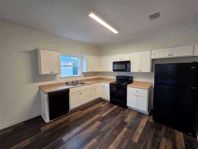 6114 Lacey Oak Drive, Hitchcock, TX 77563