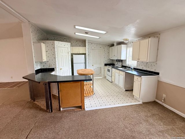 254 Kens Rd, Lakehills, TX 78063