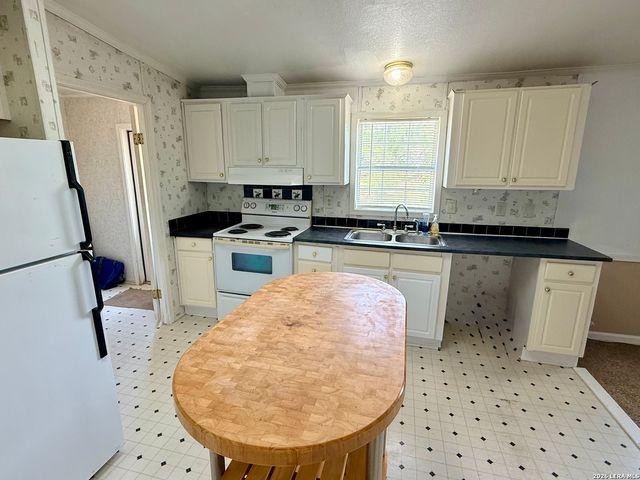 254 Kens Rd, Lakehills, TX 78063