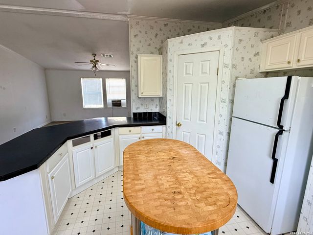 254 Kens Rd, Lakehills, TX 78063