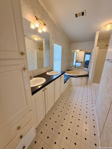 254 Kens Rd, Lakehills, TX 78063