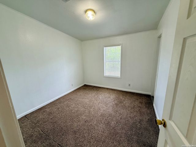 254 Kens Rd, Lakehills, TX 78063
