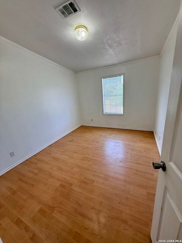 254 Kens Rd, Lakehills, TX 78063