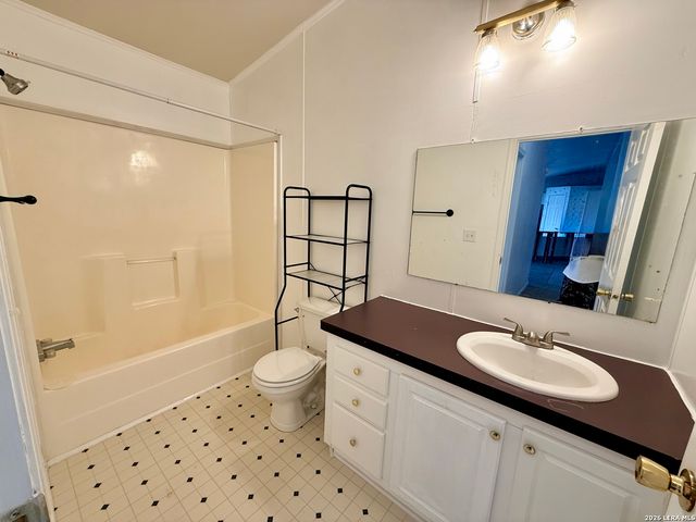 254 Kens Rd, Lakehills, TX 78063