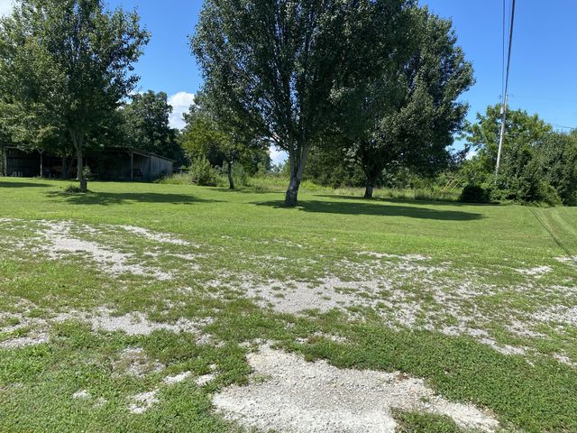 11 Sunrise Dr, Lawrenceburg, TN 38464