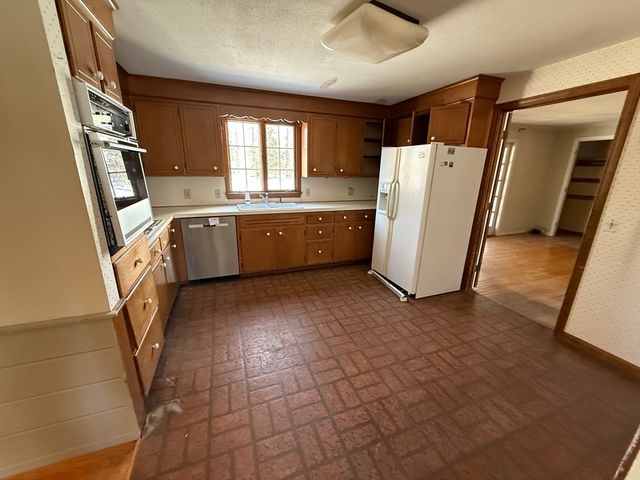 54 Rogers Rd, East Longmeadow, MA 01028