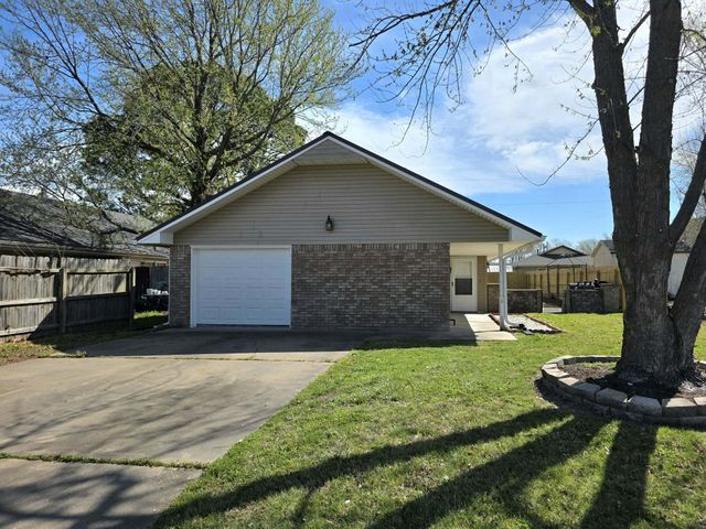 2226 N Elm Street, Miami, OK 74354