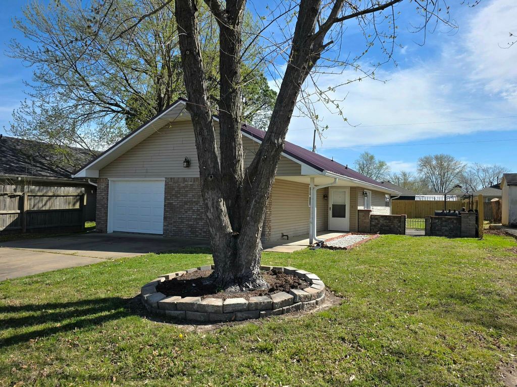 2226 N Elm Street, Miami, OK 74354