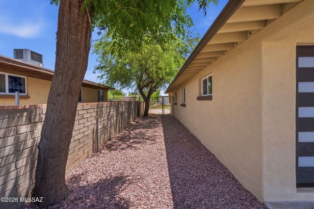 10 E Corona Road, Tucson, AZ 85756