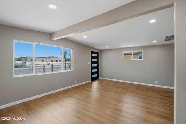 10 E Corona Road, Tucson, AZ 85756