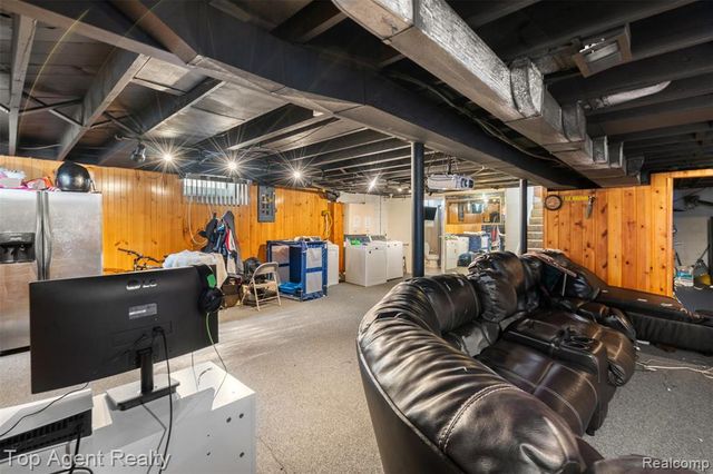 17090 Collinson Avenue, Eastpointe, MI 48021