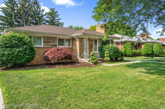 17090 Collinson Avenue, Eastpointe, MI 48021