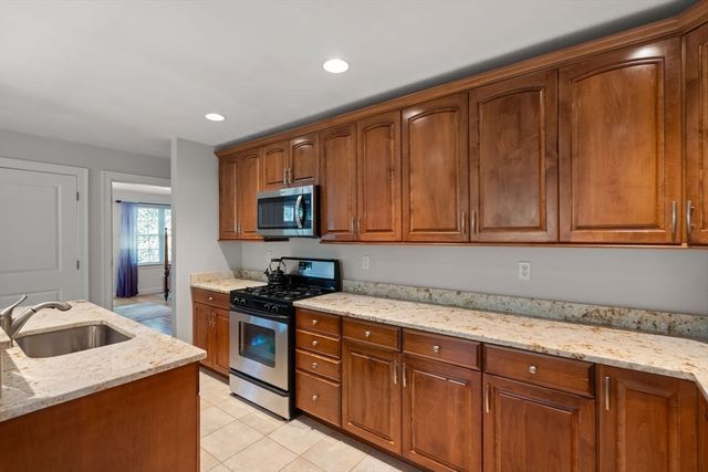 37 Rockville Mdws 37, Millis, MA 02054