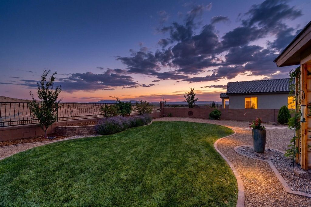 1412 Valle De Colores Street NW, Los Lunas, NM 87031