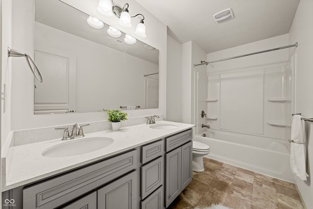 15469 Eastpark Circle W, Fishers, IN 46037