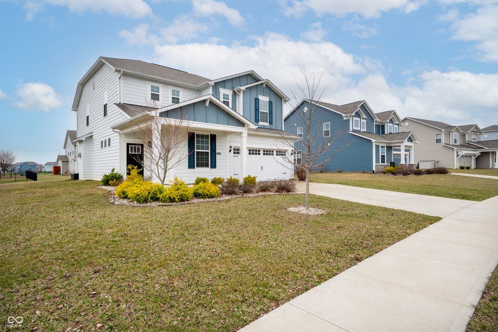 15469 Eastpark Circle W, Fishers, IN 46037