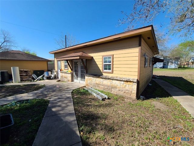 203 N West Street, Yorktown, TX 78164