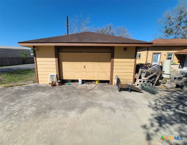 203 N West Street, Yorktown, TX 78164