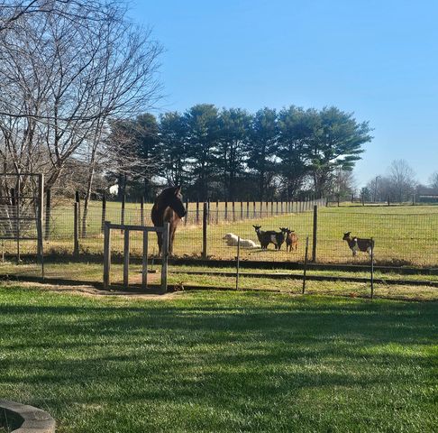 3266 Quincy Ln, Clarksville, TN 37043