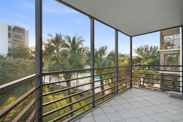 20500 W Country Club Dr 311, Aventura, FL 33180