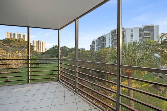 20500 W Country Club Dr 311, Aventura, FL 33180