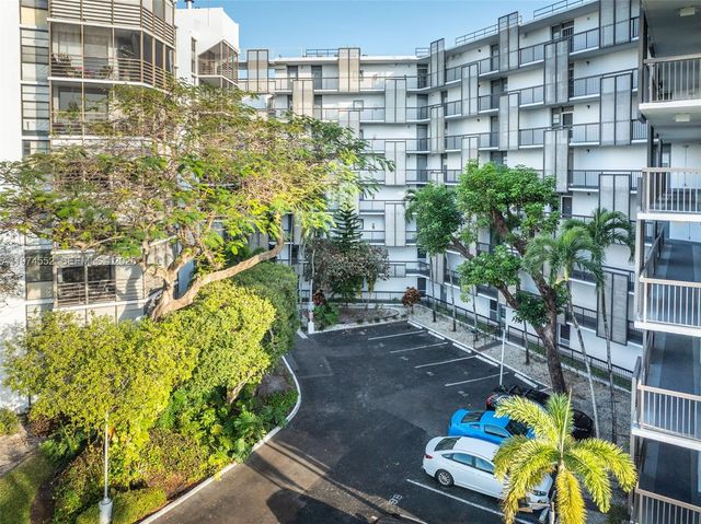 20500 W Country Club Dr 311, Aventura, FL 33180