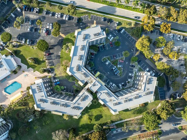 20500 W Country Club Dr 311, Aventura, FL 33180