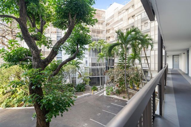 20500 W Country Club Dr 311, Aventura, FL 33180