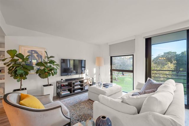 20500 W Country Club Dr 311, Aventura, FL 33180