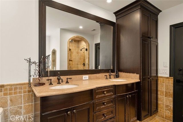 5330 Natick, Sherman Oaks, CA 91411