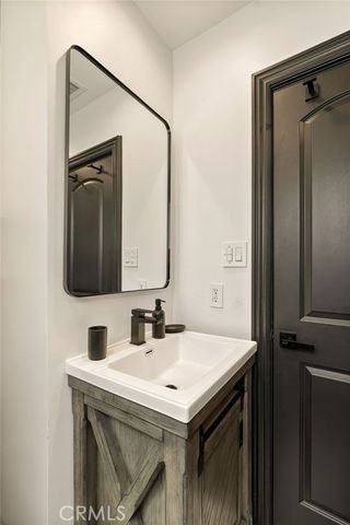 5330 Natick, Sherman Oaks, CA 91411
