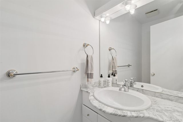 17 Lyme Lane, East Hampton, NY 11937