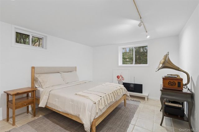 17 Lyme Lane, East Hampton, NY 11937