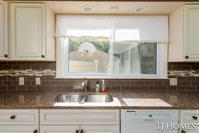 8 Wallinwood Avenue, Grand Rapids, MI 49503