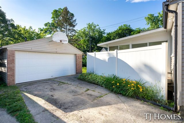 8 Wallinwood Avenue, Grand Rapids, MI 49503