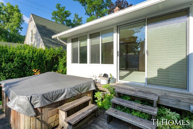 8 Wallinwood Avenue, Grand Rapids, MI 49503