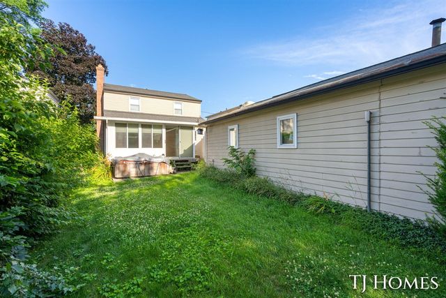 8 Wallinwood Avenue, Grand Rapids, MI 49503