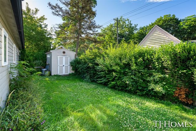 8 Wallinwood Avenue, Grand Rapids, MI 49503