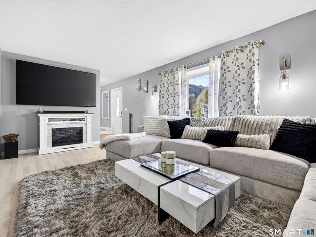 4 Pamela Way, Waterford, CT 06385