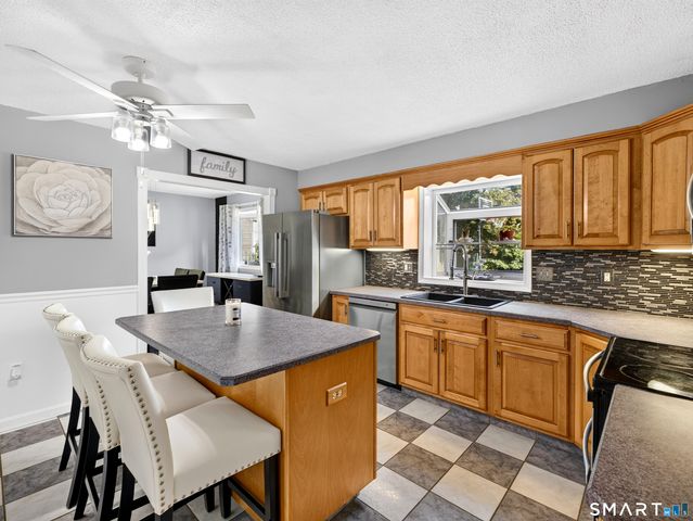 4 Pamela Way, Waterford, CT 06385