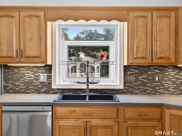 4 Pamela Way, Waterford, CT 06385