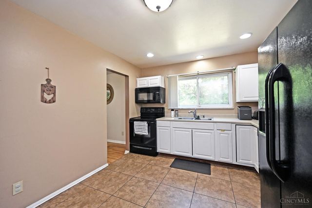 6586 S Oak Knoll Drive, Cincinnati, OH 45224