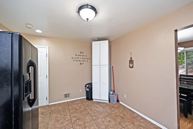 6586 S Oak Knoll Drive, Cincinnati, OH 45224