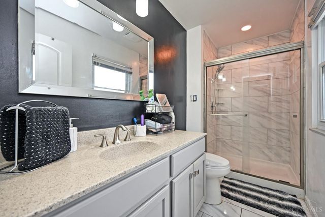 6586 S Oak Knoll Drive, Cincinnati, OH 45224