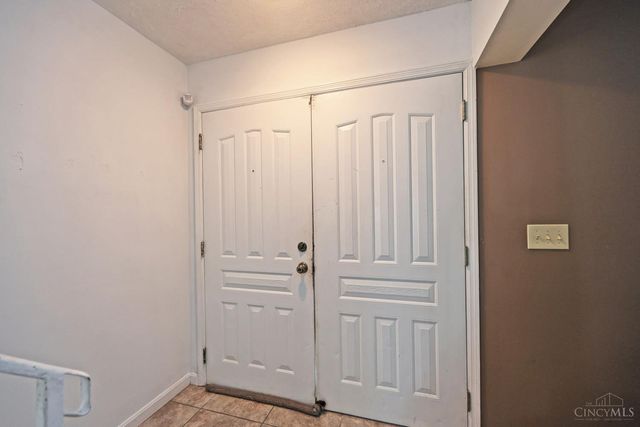 6586 S Oak Knoll Drive, Cincinnati, OH 45224
