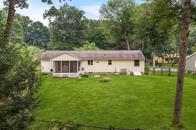 22 Carillon Circle, Easthampton, MA 01027