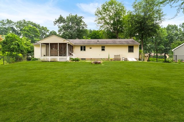 22 Carillon Circle, Easthampton, MA 01027
