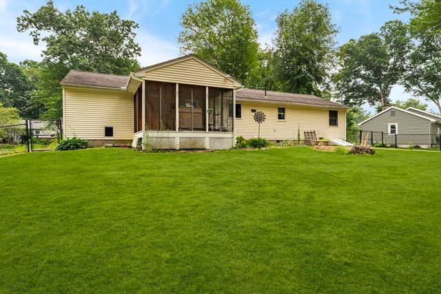 22 Carillon Circle, Easthampton, MA 01027