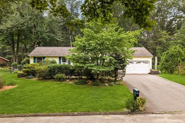 22 Carillon Circle, Easthampton, MA 01027